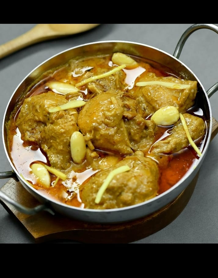 Creamy Chicken Badami Qorma served with naan ZaikaMenu recipe